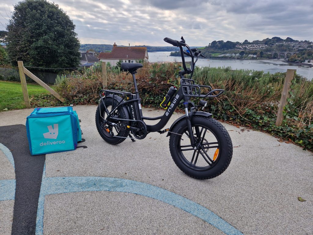 An Engwe L20 e-bike with a deliveroo food delivery bag